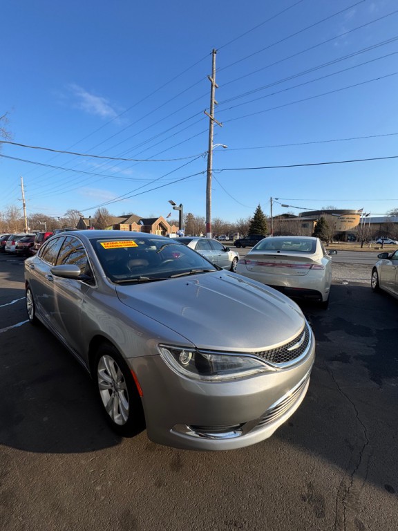 2016 Chrysler 200 Image 3