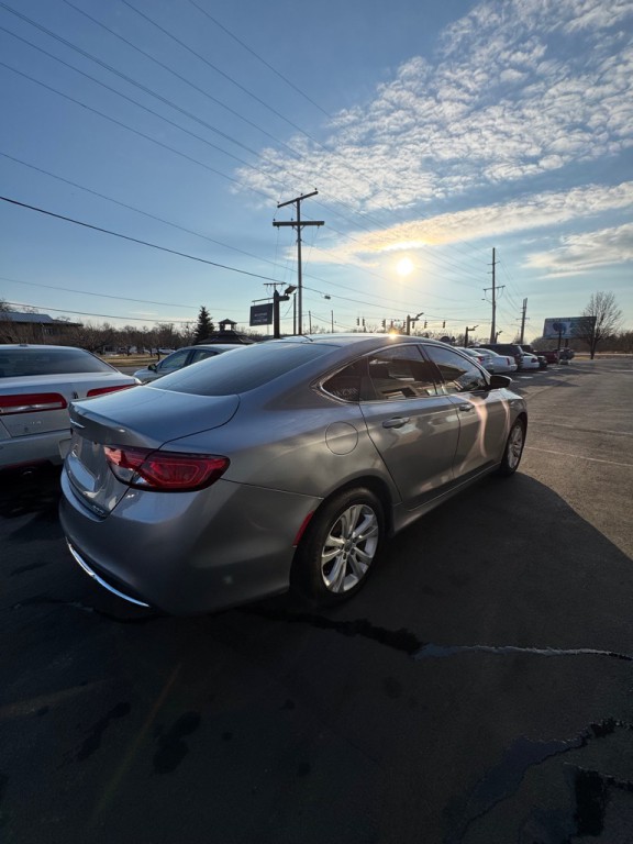 2016 Chrysler 200 Image 4