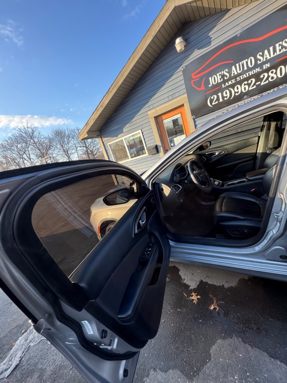 2016 Chrysler 200 Image 8