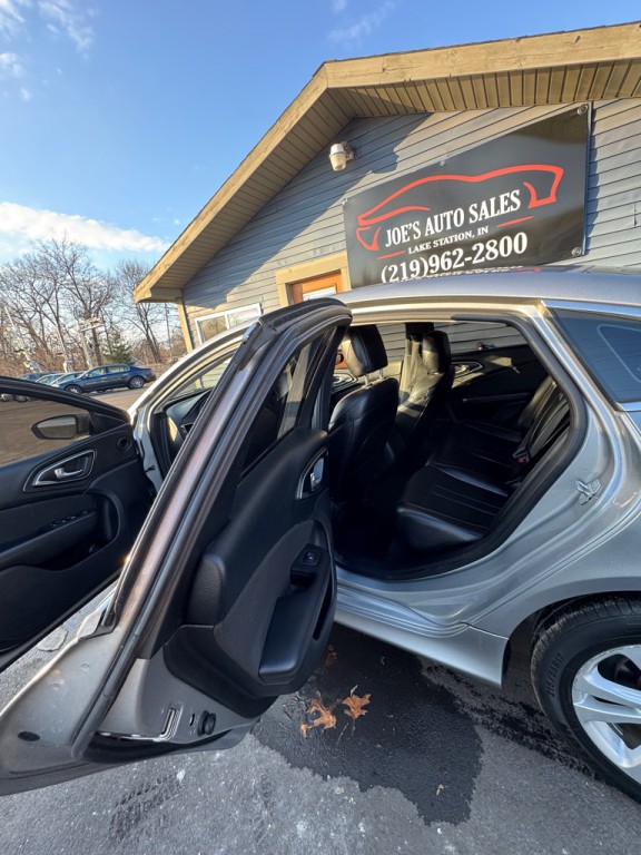 2016 Chrysler 200 Image 9