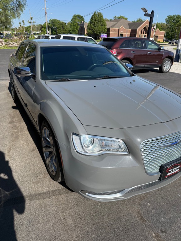 2019 Chrysler 300 Image 3