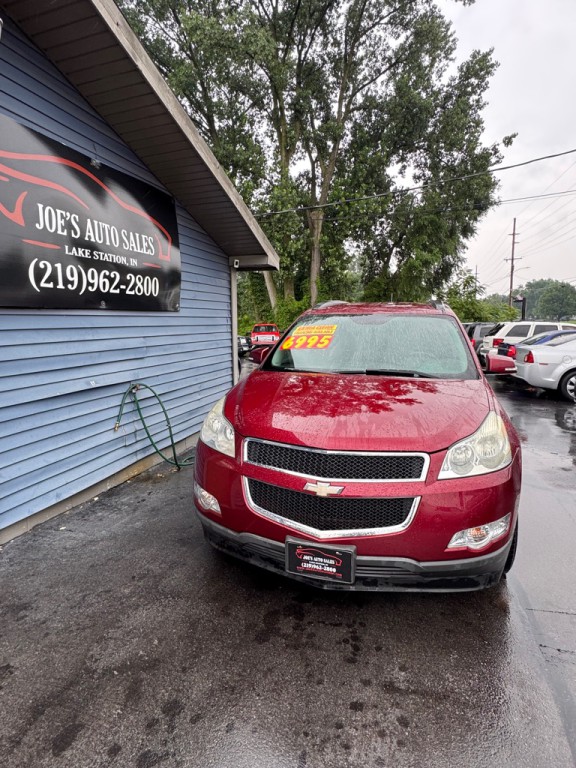 2010 Chevrolet Traverse Image 2
