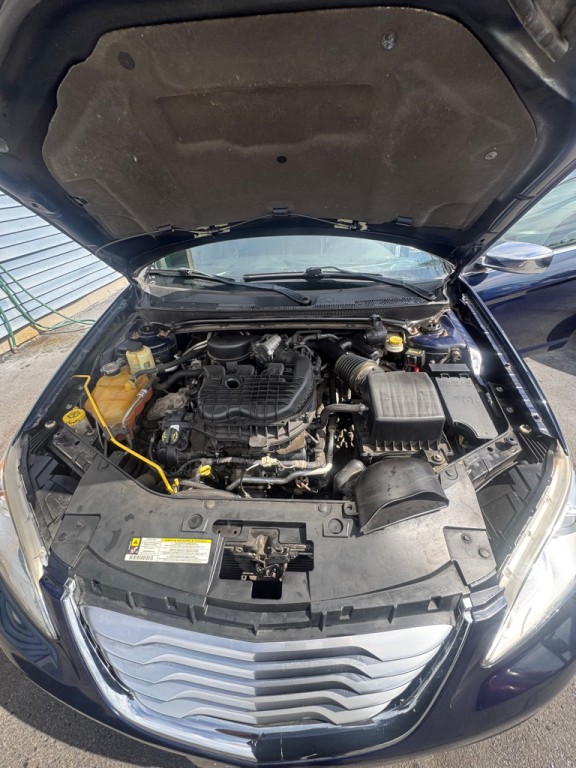 2013 Chrysler 200 Image 12