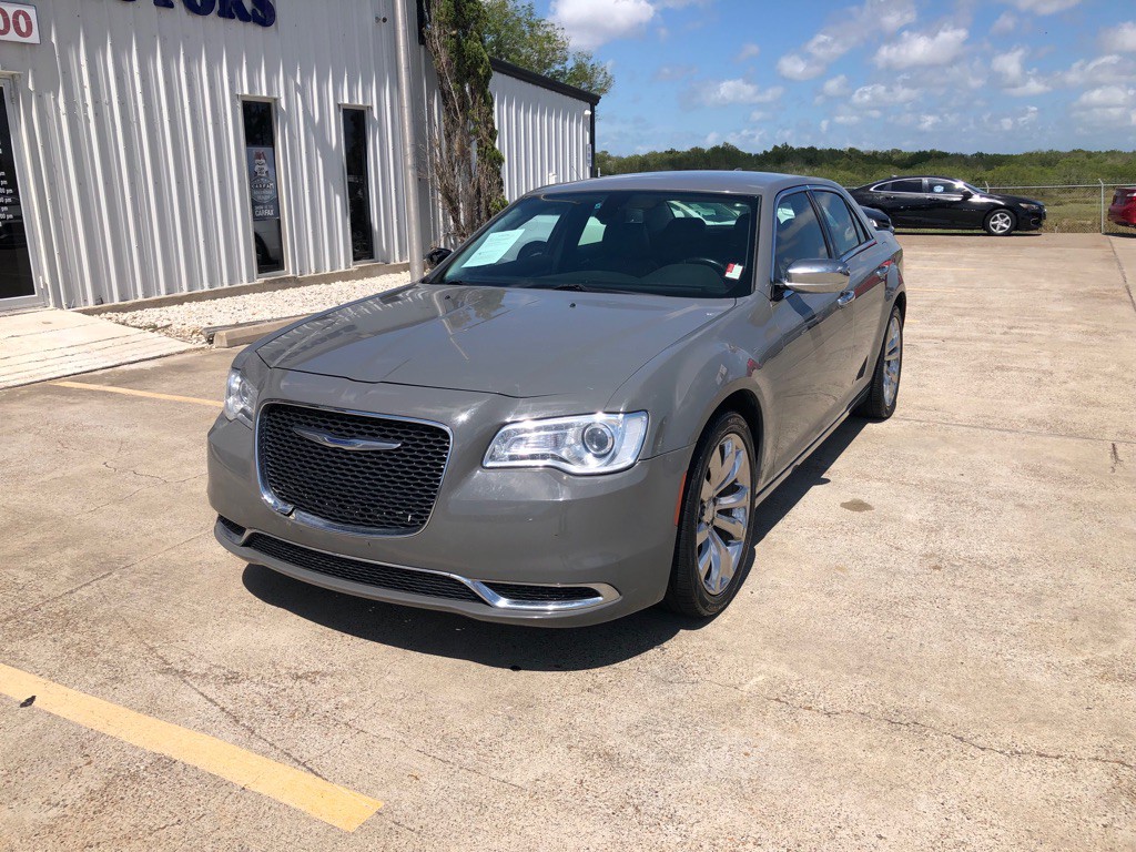 2018 Chrysler 300 Image 2