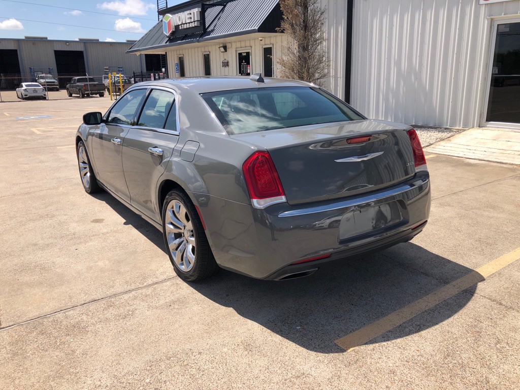 2018 Chrysler 300 Image 3