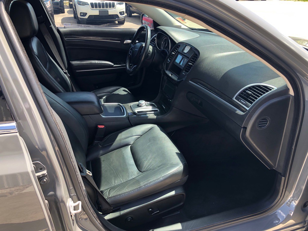 2018 Chrysler 300 Image 9