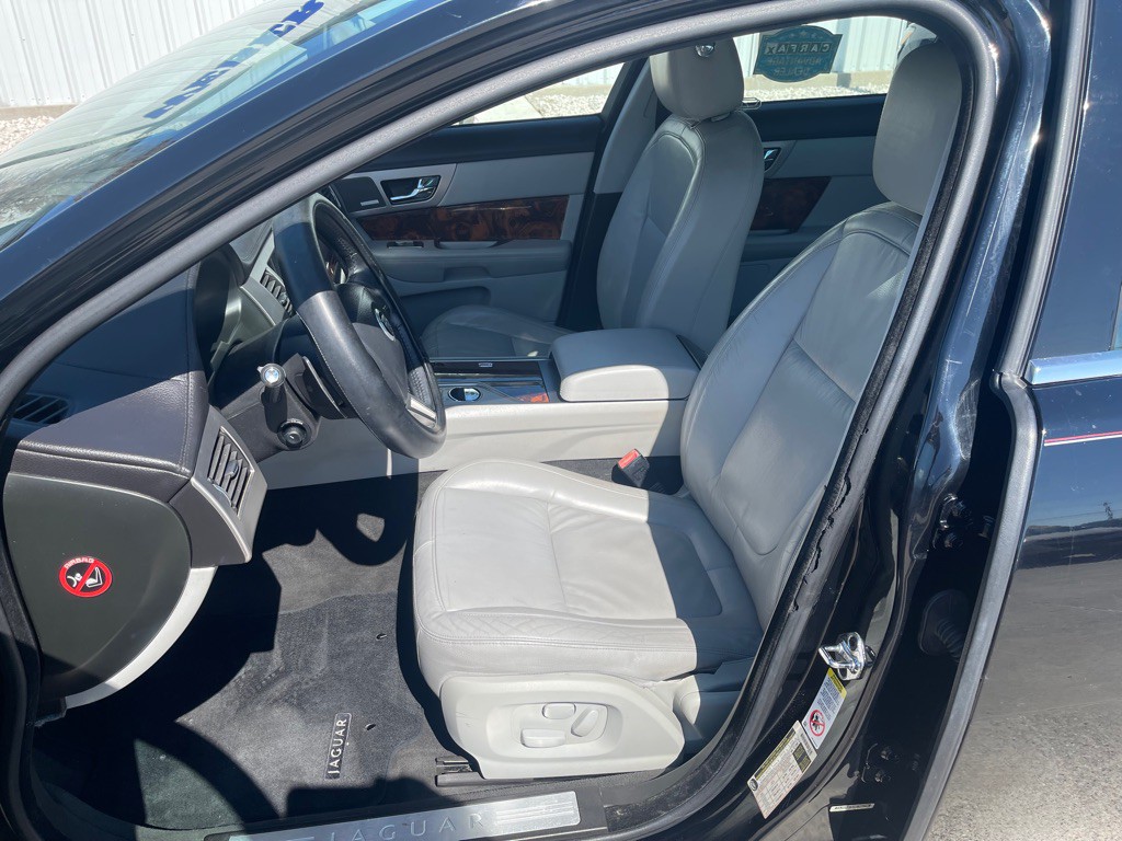 2011 Jaguar XF Image 7