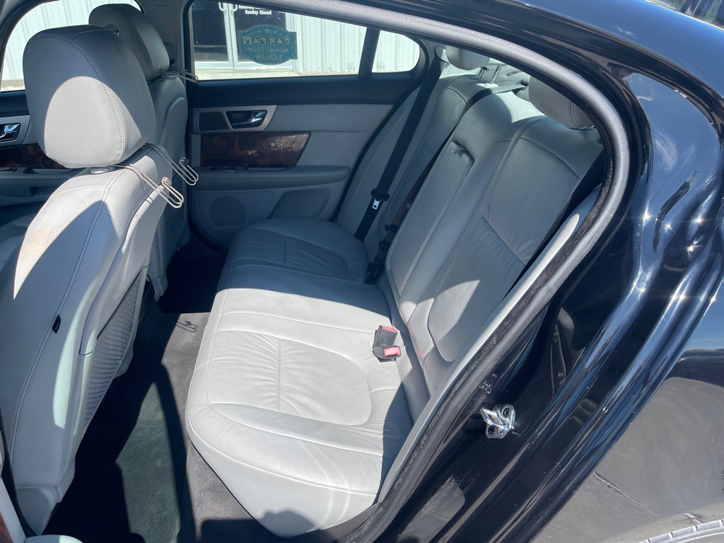 2011 Jaguar XF Image 8