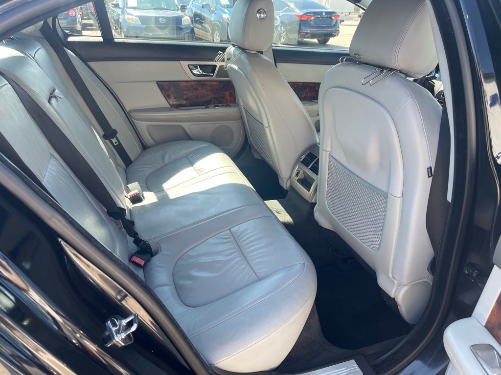 2011 Jaguar XF Image 10