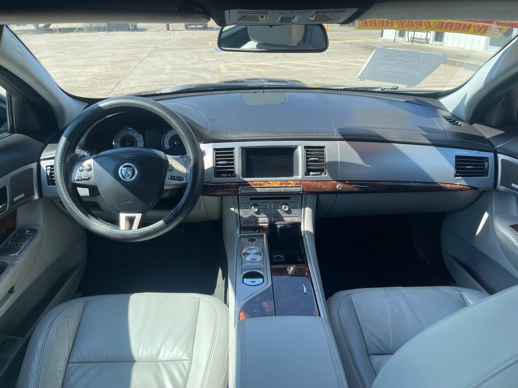 2011 Jaguar XF Image 11