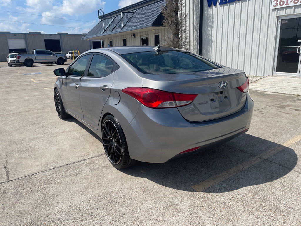 2011 Hyundai Elantra Image 3