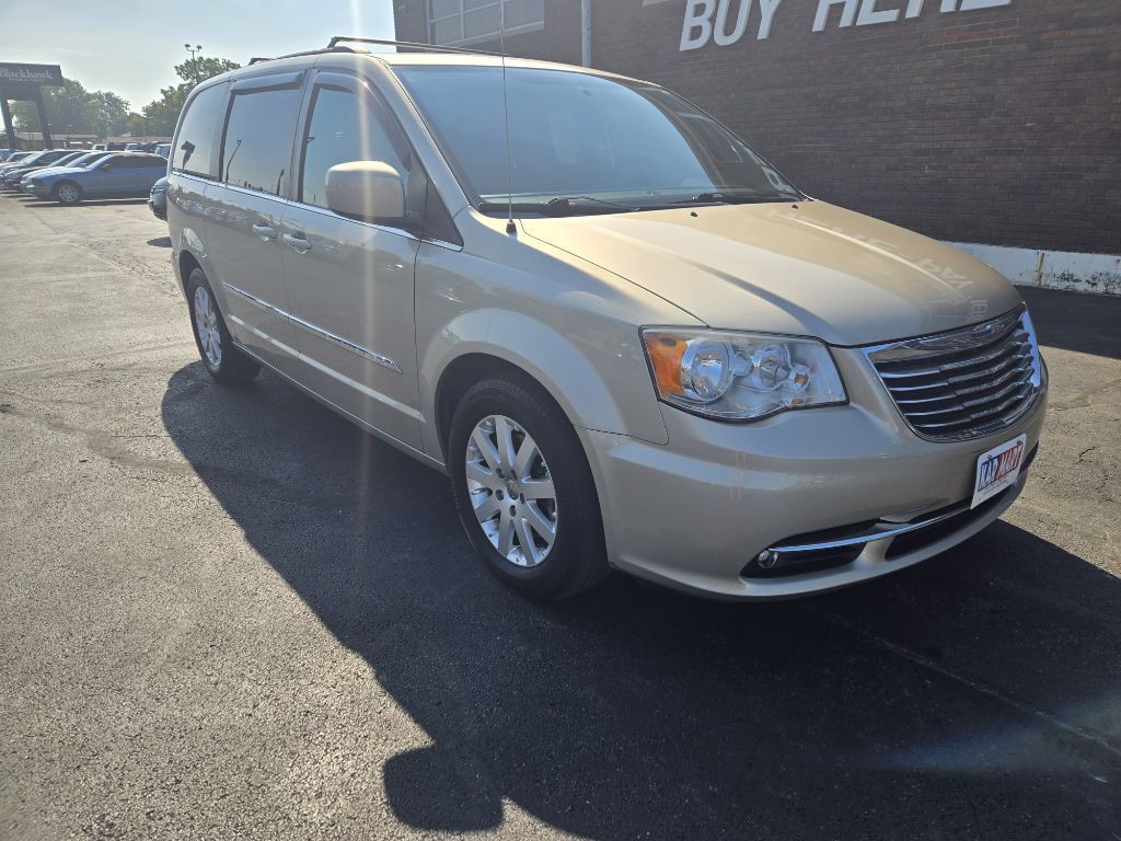 2013 Chrysler Town & Country Image 2
