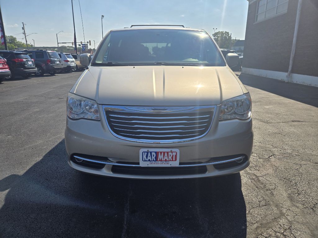 2013 Chrysler Town & Country Image 3