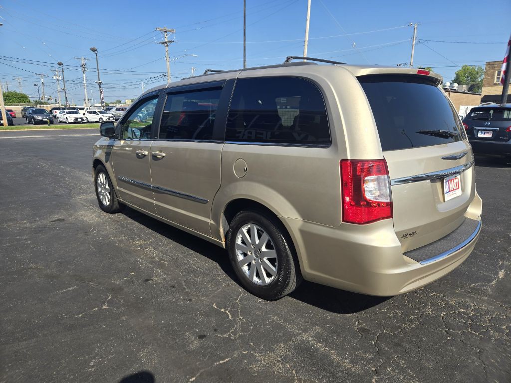 2013 Chrysler Town & Country Image 6