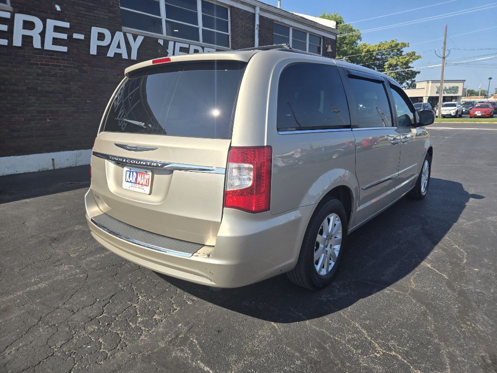 2013 Chrysler Town & Country Image 8