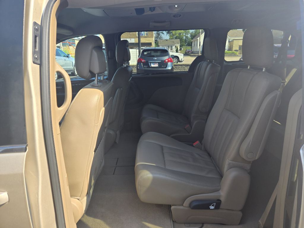 2013 Chrysler Town & Country Image 10