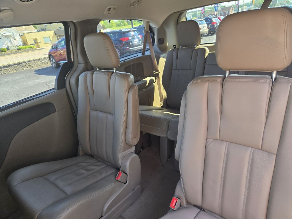 2013 Chrysler Town & Country Image 11