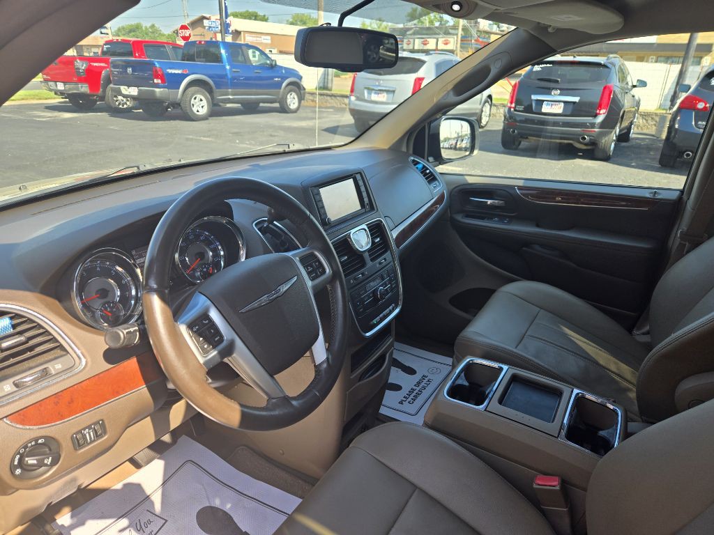 2013 Chrysler Town & Country Image 14