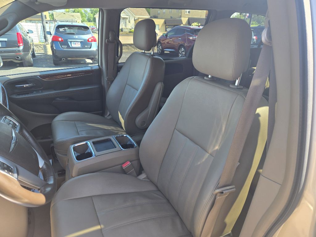 2013 Chrysler Town & Country Image 15