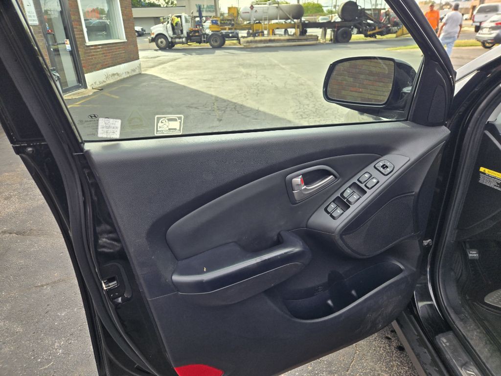 2011 Hyundai Tucson Image 12