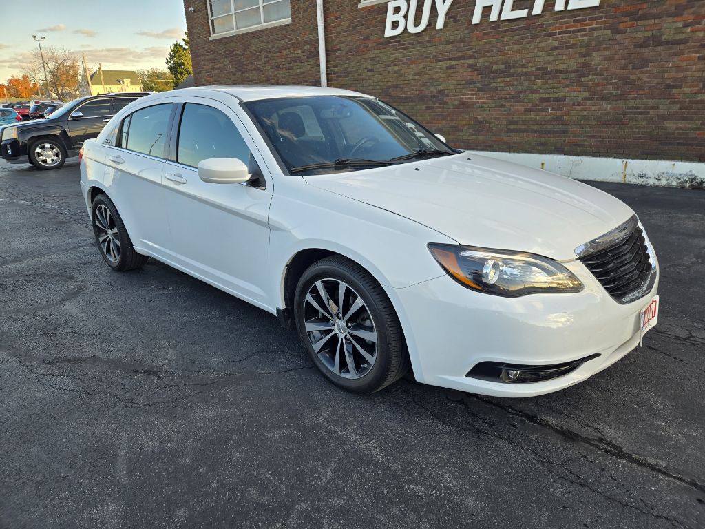 2012 Chrysler 200 Image 2