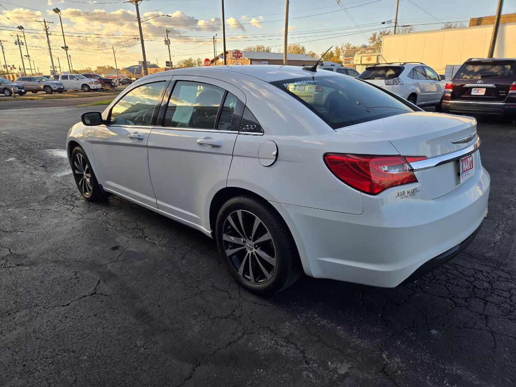 2012 Chrysler 200 Image 6