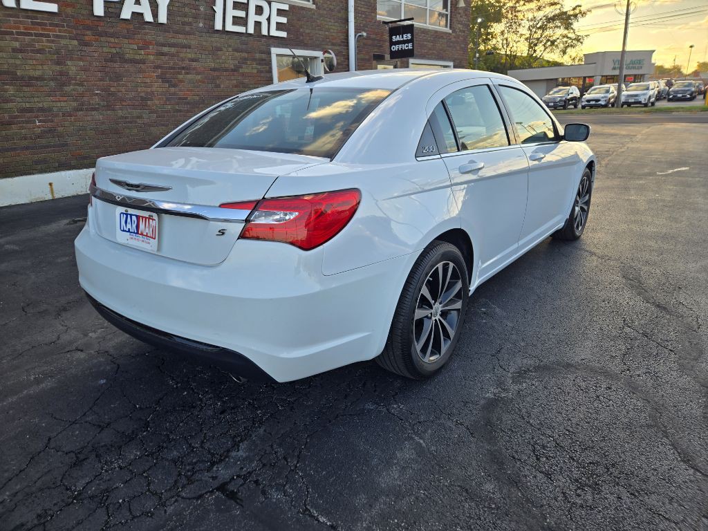2012 Chrysler 200 Image 8