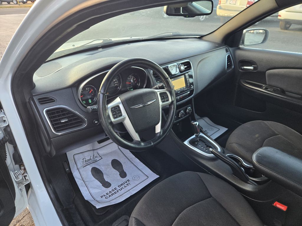 2012 Chrysler 200 Image 11