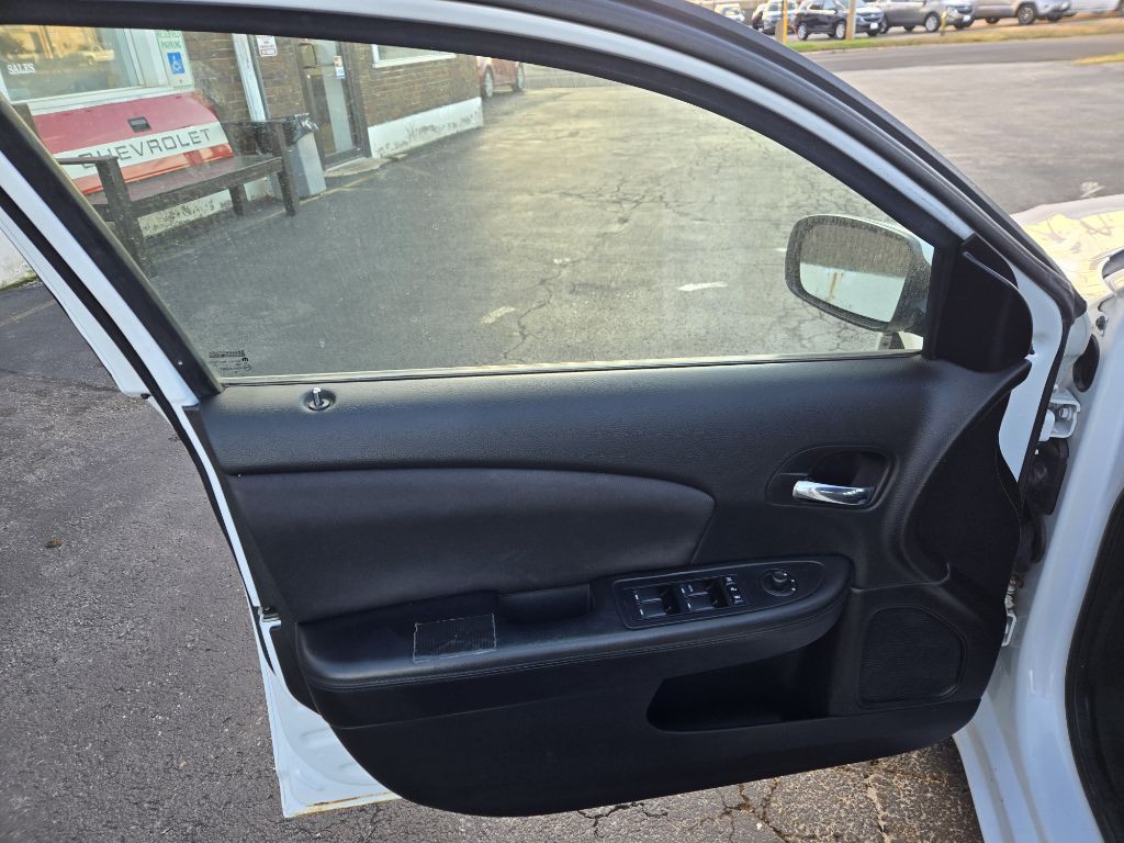 2012 Chrysler 200 Image 12