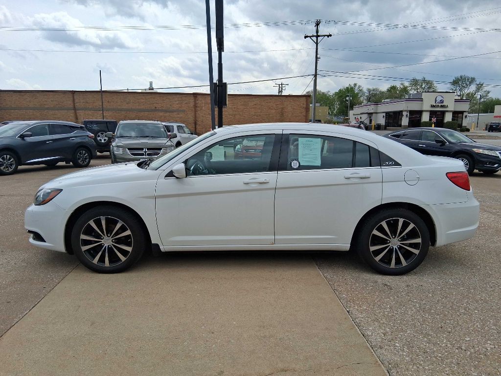 2012 Chrysler 200 Image 2