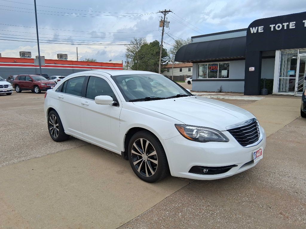 2012 Chrysler 200 Image 4