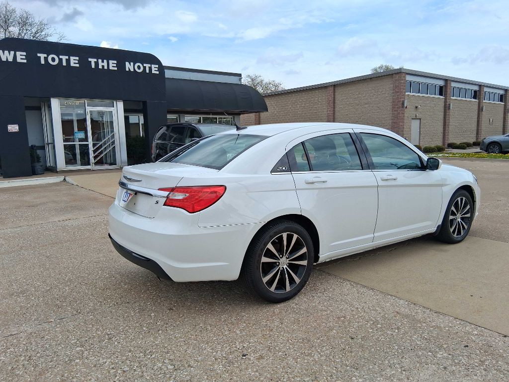 2012 Chrysler 200 Image 5