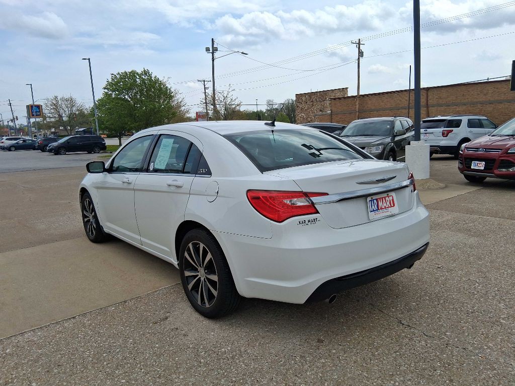 2012 Chrysler 200 Image 6