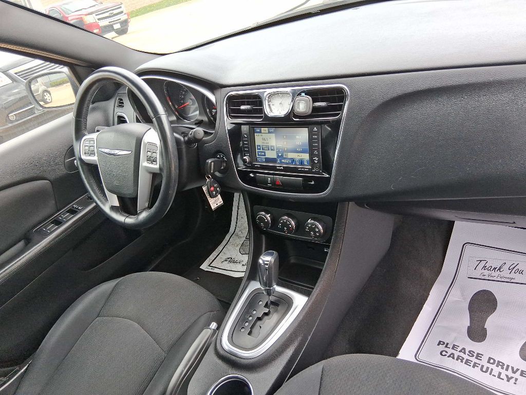 2012 Chrysler 200 Image 9