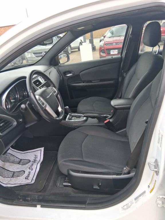 2012 Chrysler 200 Image 11