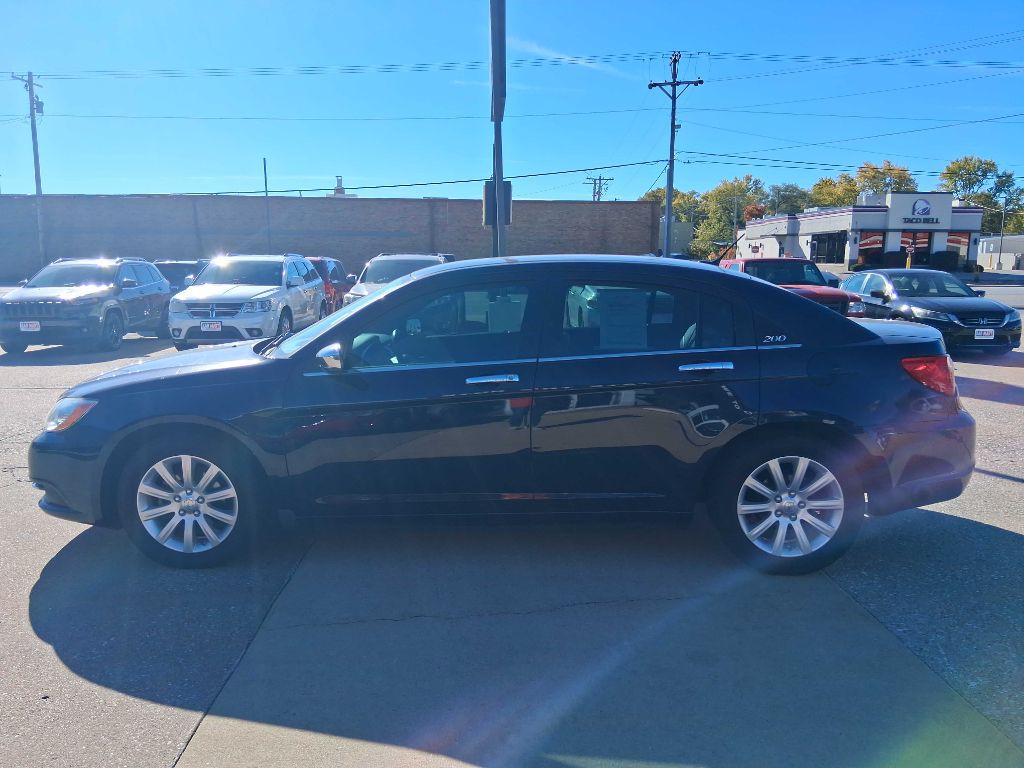 2013 Chrysler 200 Image 2