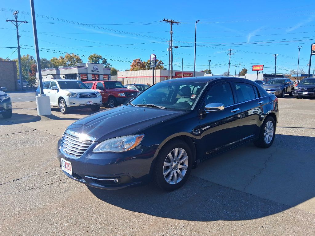 2013 Chrysler 200 Image 3