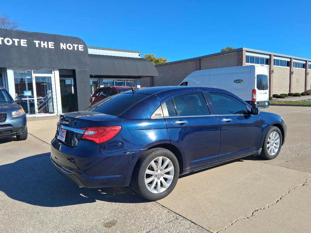 2013 Chrysler 200 Image 5