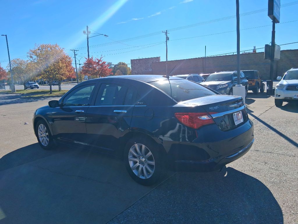 2013 Chrysler 200 Image 6