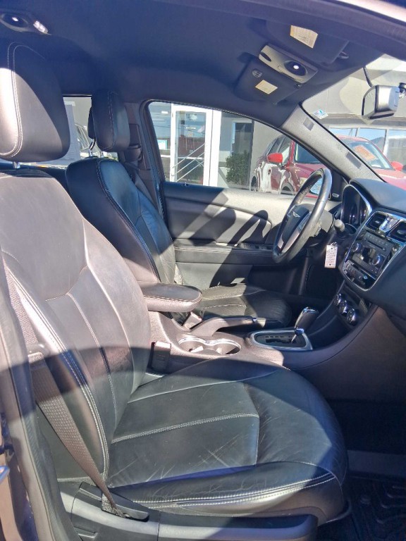 2013 Chrysler 200 Image 8