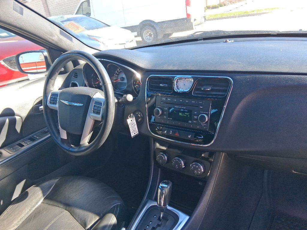 2013 Chrysler 200 Image 9