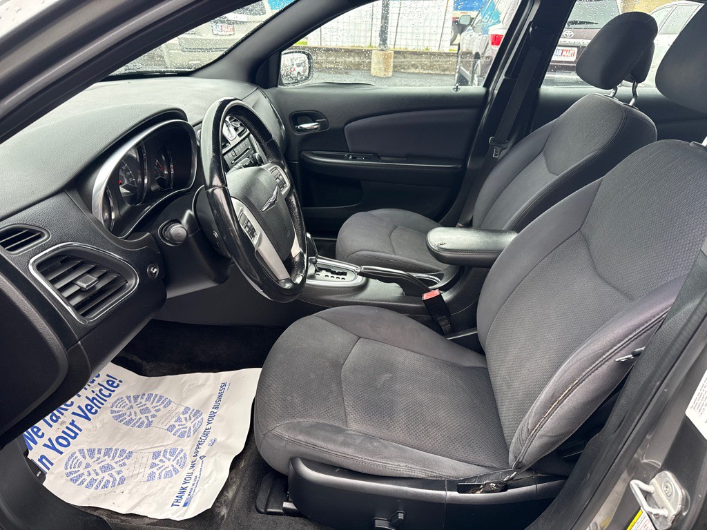 2012 Chrysler 200 Image 6