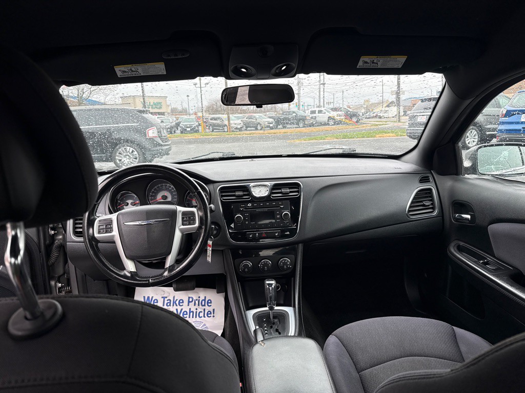 2012 Chrysler 200 Image 8