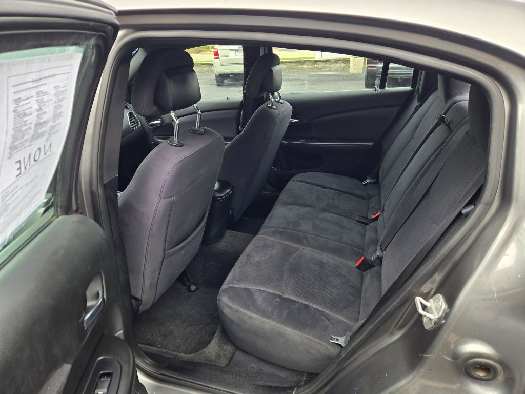 2012 Chrysler 200 Image 9