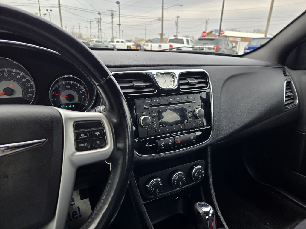 2012 Chrysler 200 Image 10