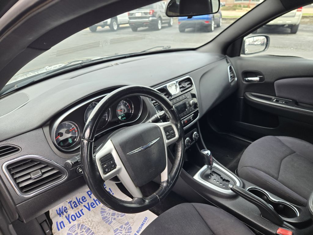 2012 Chrysler 200 Image 11