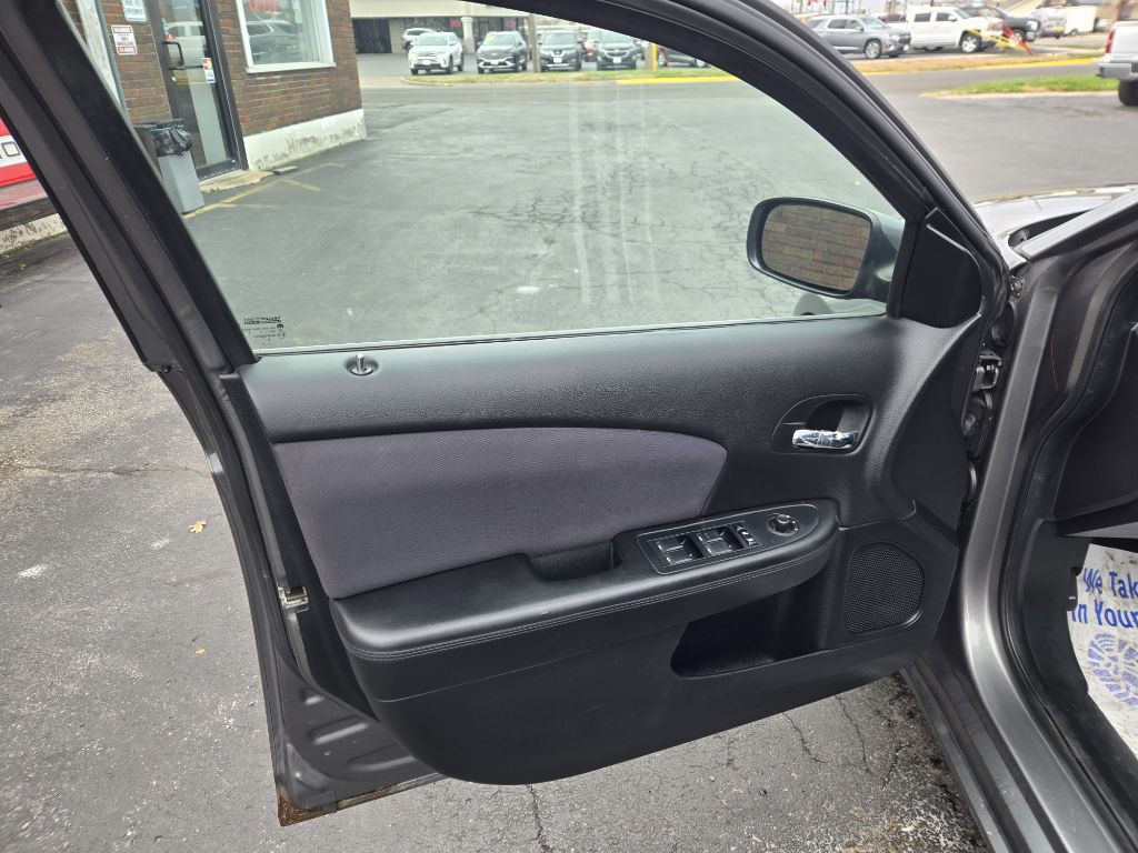 2012 Chrysler 200 Image 12