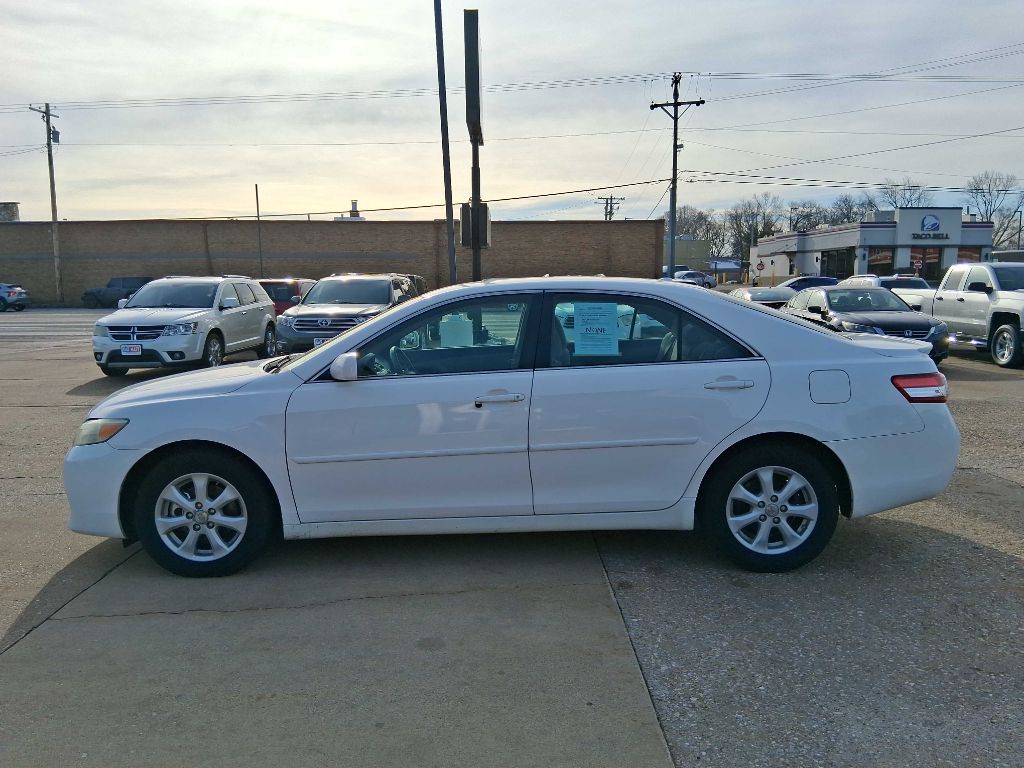 2011 Toyota Camry Image 2