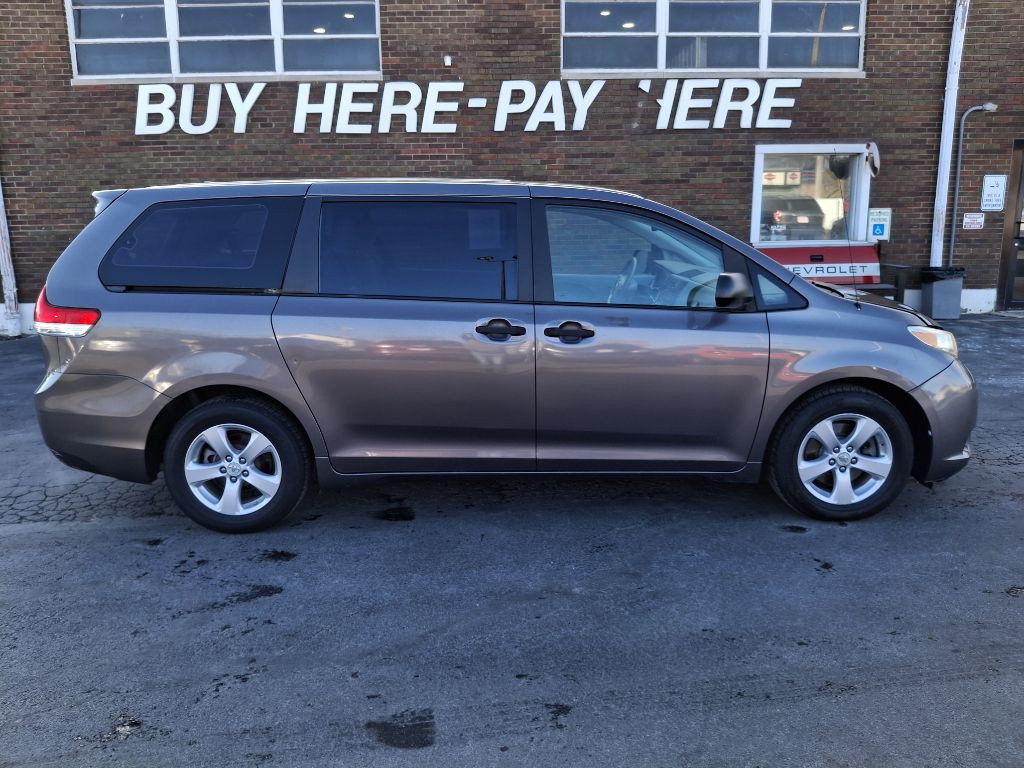 2011 Toyota Sienna Image 1