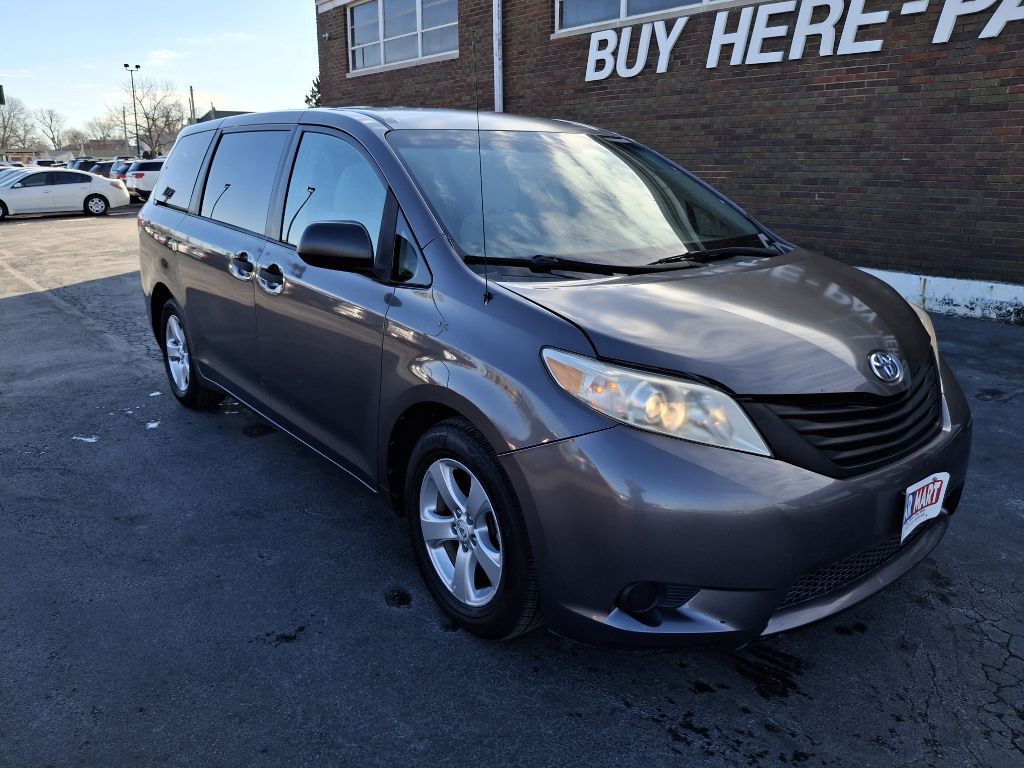 2011 Toyota Sienna Image 2
